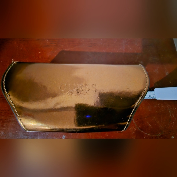 Guess large oversized bronze gold sunglasses case, luxury, 2010s, opulence - Picture 9 of 9